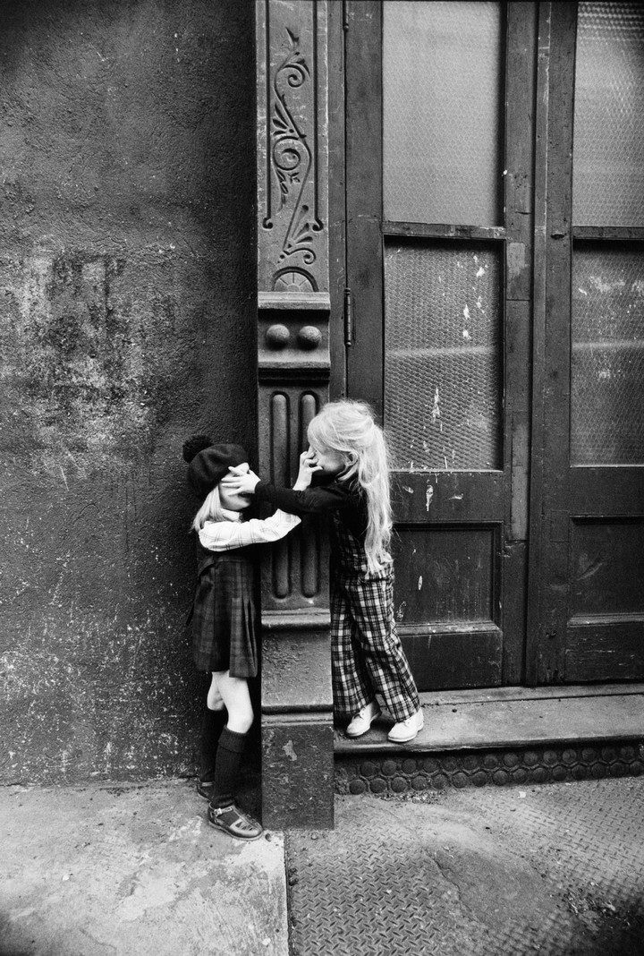 Iconic Street Photographer Jill Freedman Captures Joy In In-Between