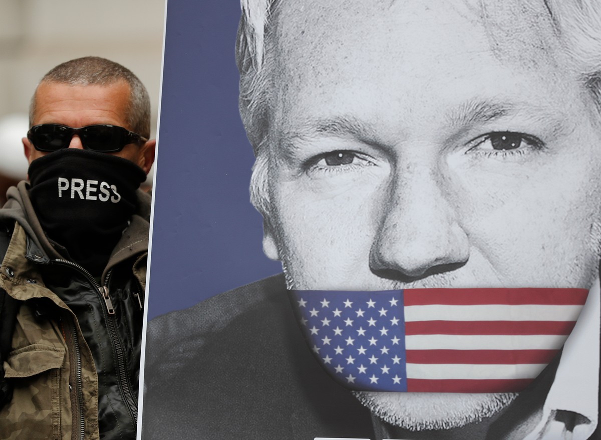 The Doj Just Charged Julian Assange Under The Espionage Act Vice