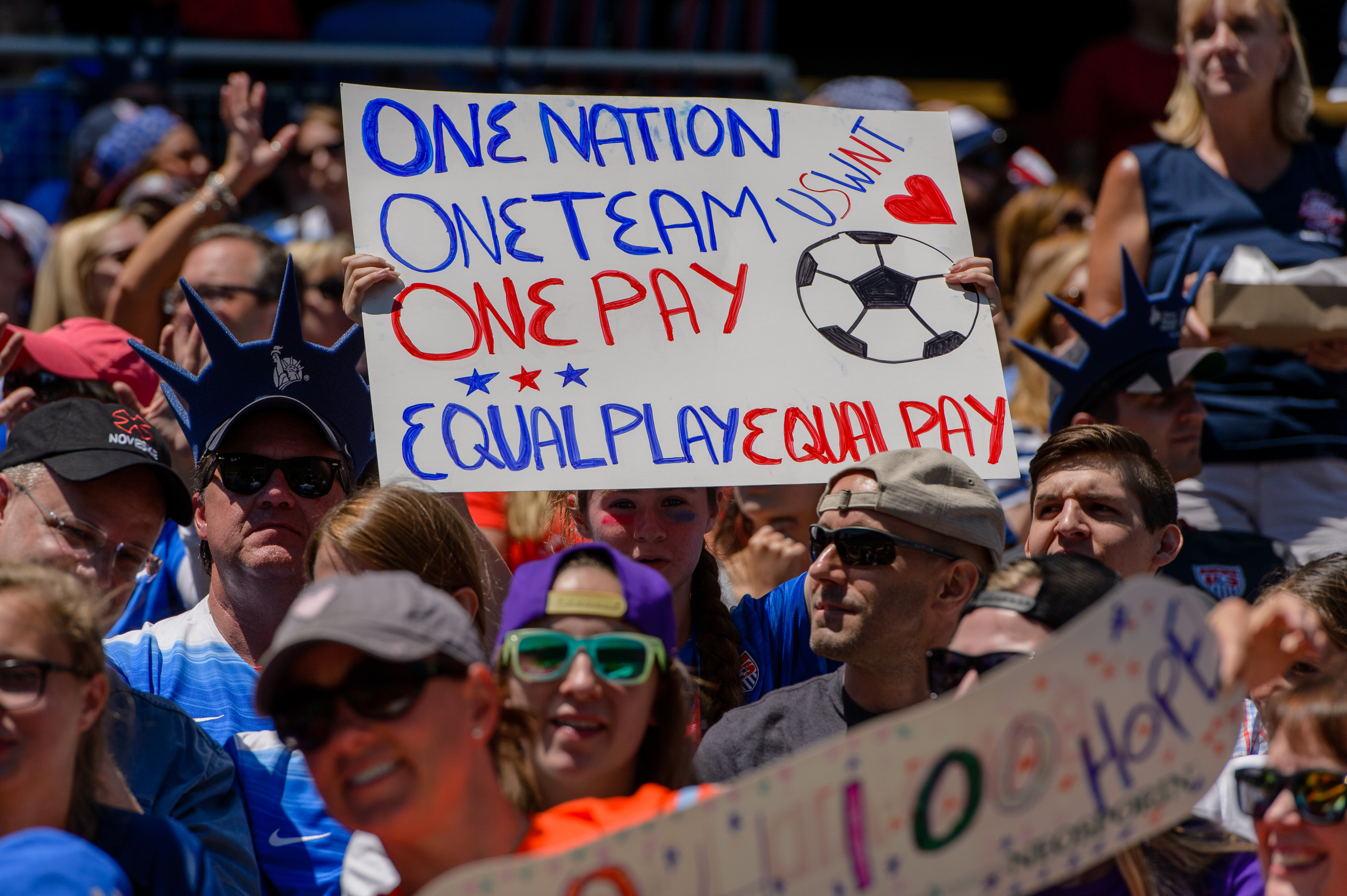 Vrouwenvoetbal is populairder dan ooit, maar gelijke lonen zijn nog ver te zoeken