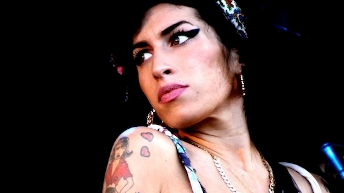 Исполнитель Amy Winehouse. Эми Уайнхаус 2004. Эми Уайнхаус фотосессии. Amy Winehouse Rehab.