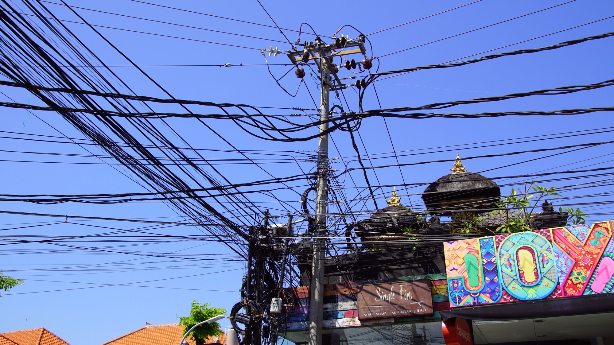 Kenapa Sih Kabel Listrik di Indonesia Semrawut dan Tak Disalurkan Bawah Tanah Saja? - IESR