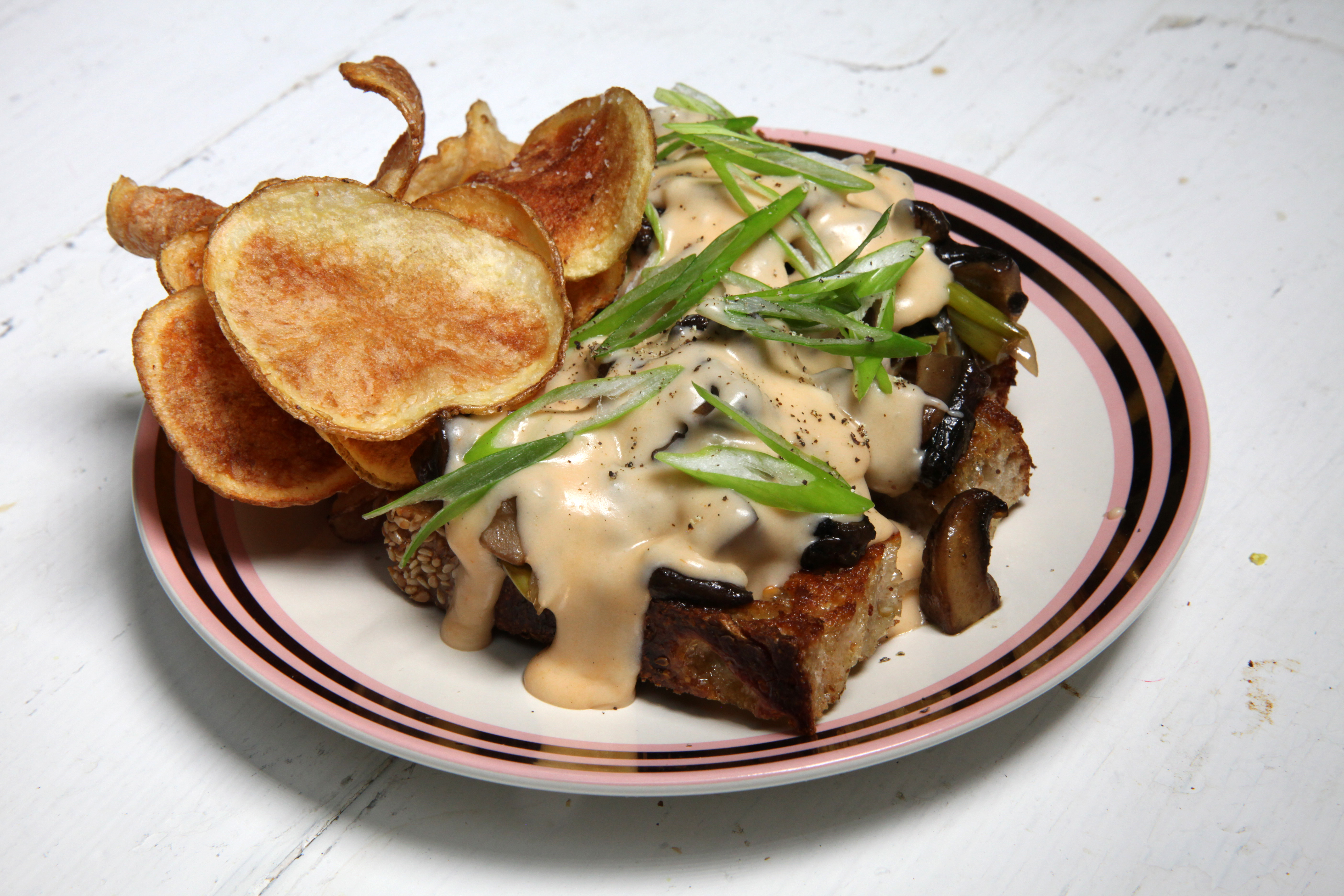 This Cheesy Mushroom Melt Is An Homage To Classic Diner Dishes this-cheesy-mushroom-melt-is-an-homage-to-classic-diner-dishes