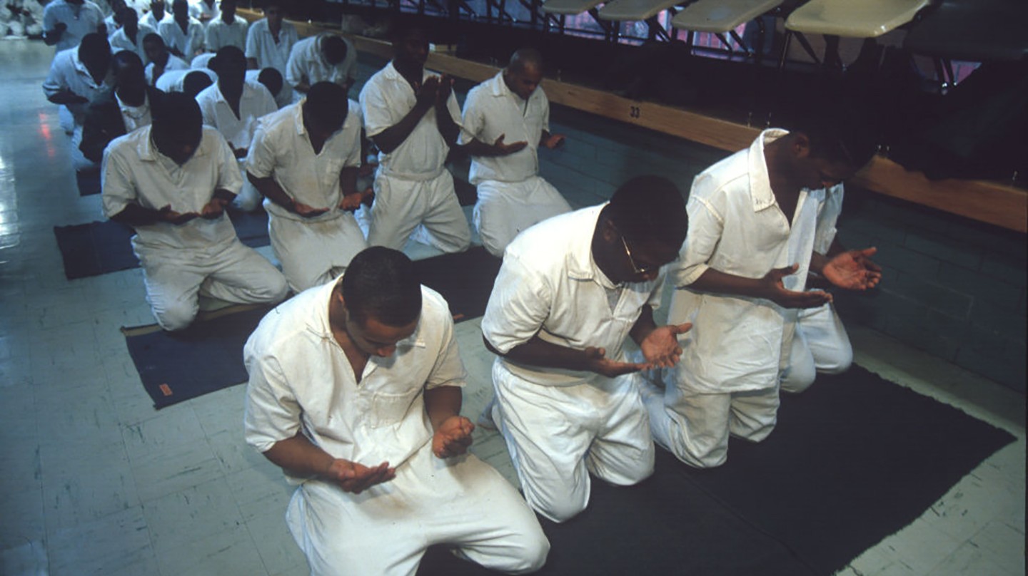 Many U.S. Prisons Deny Muslim Inmates Halal Food and Proper Prayer