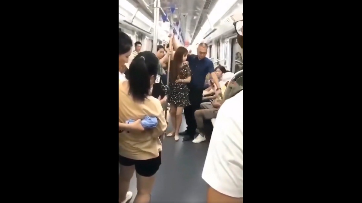 Video Wie lässig dieser Typ eine Frau in der UBahn vor