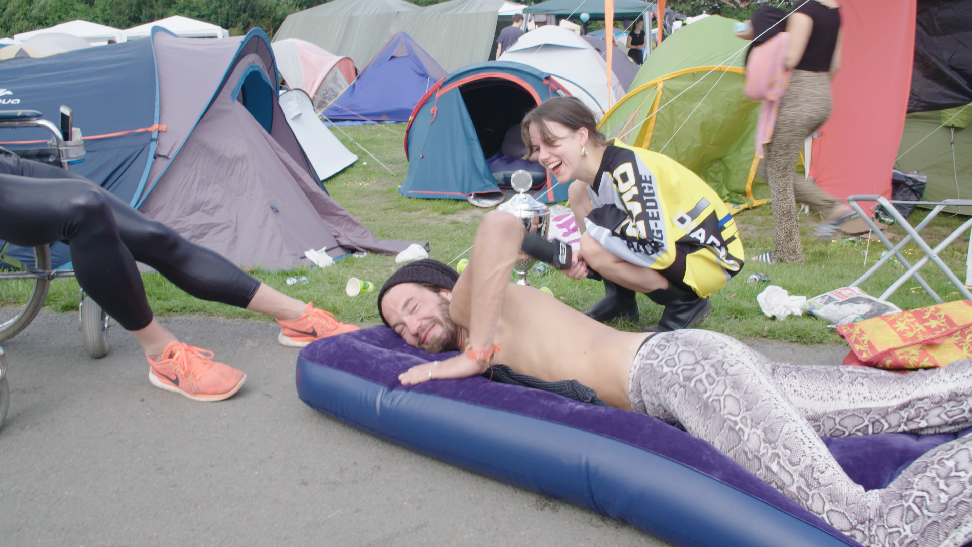 De Lowlands-naaktkalender is een ode aan de festival-roes foto afbeelding