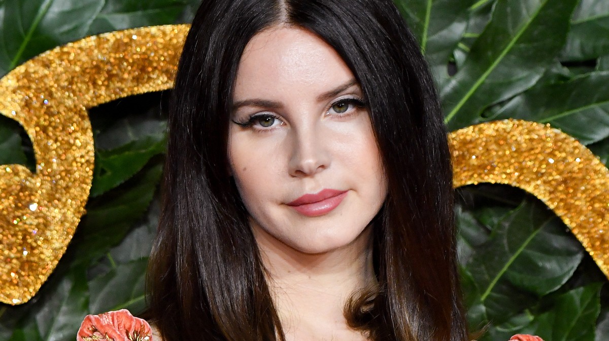 Lana Del Rey Spends Her Time 'Talking Shit' in Starbucks Just Like You