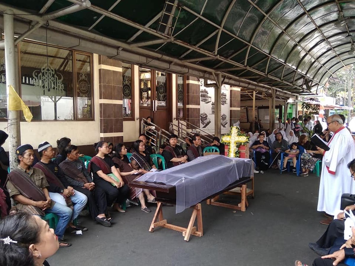 a-mosque-in-jakarta-held-a-christian-funeral-service-in-its-courtyard