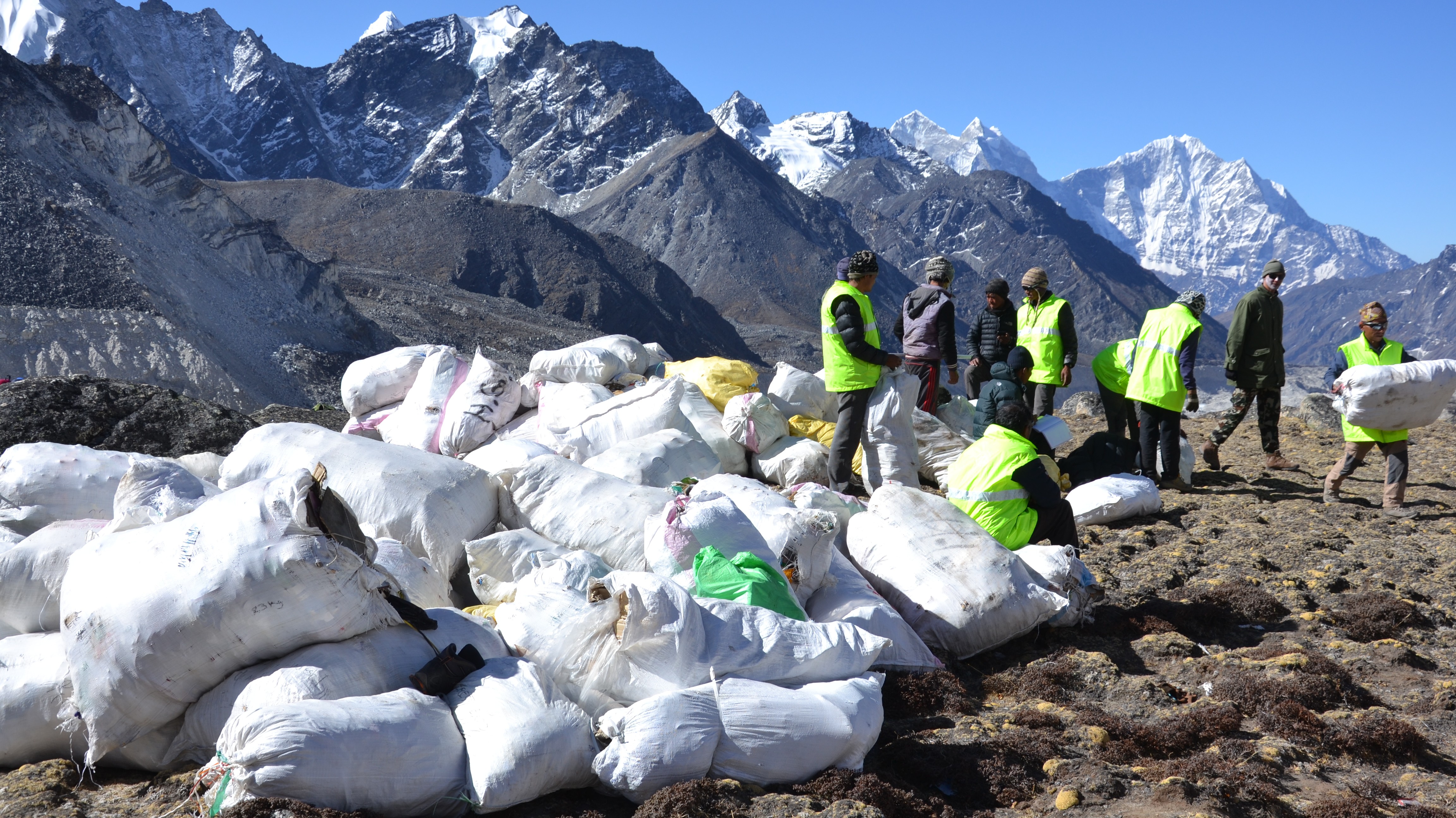 Adventurer investment Turkey Everestul se topește și scoate la iveală cadavre vechi de zeci de ani și  tone de gunoaie
