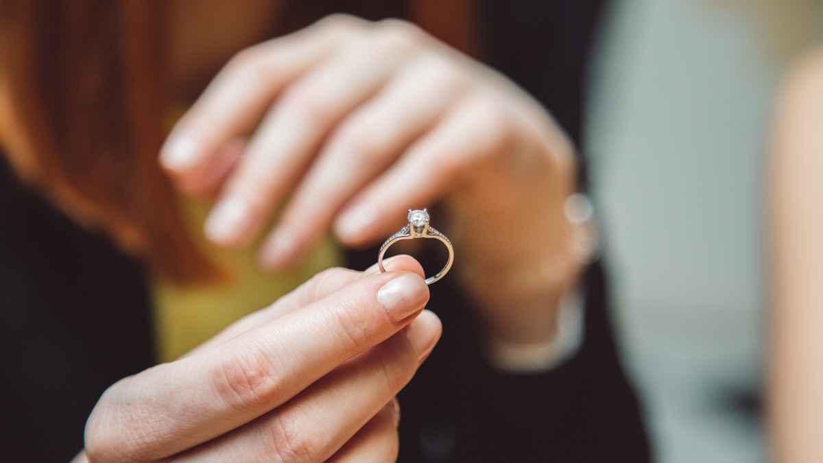 Woman Dreams About Swallowing Engagement Ring Swallows Engagement Ring Irl 1543