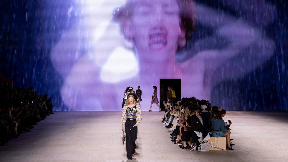 Nicolas Ghesquière Turned the Louis Vuitton Runway Into a Theater