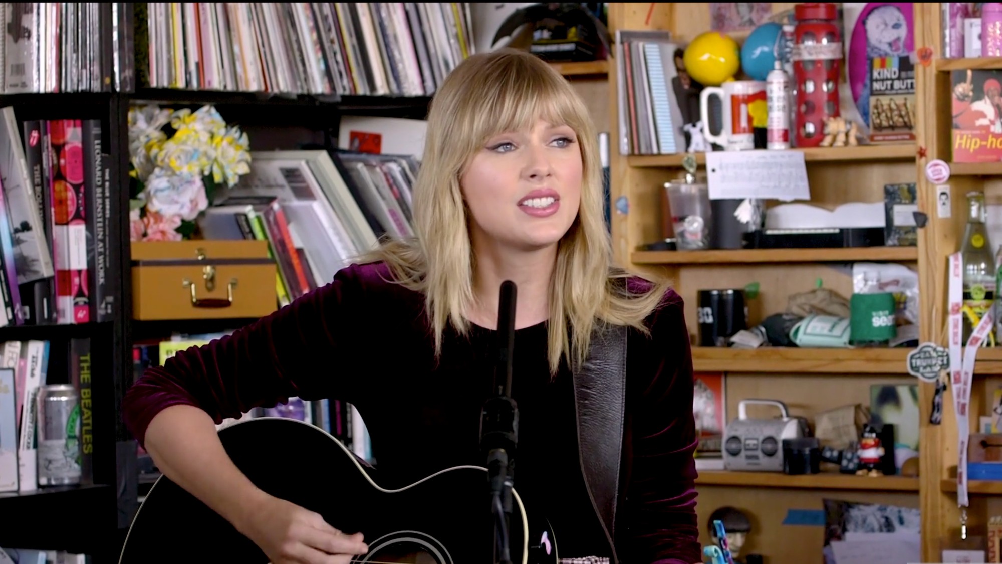 Watch Taylor Swift S Surprisingly Charming Tiny Desk Concert Vice