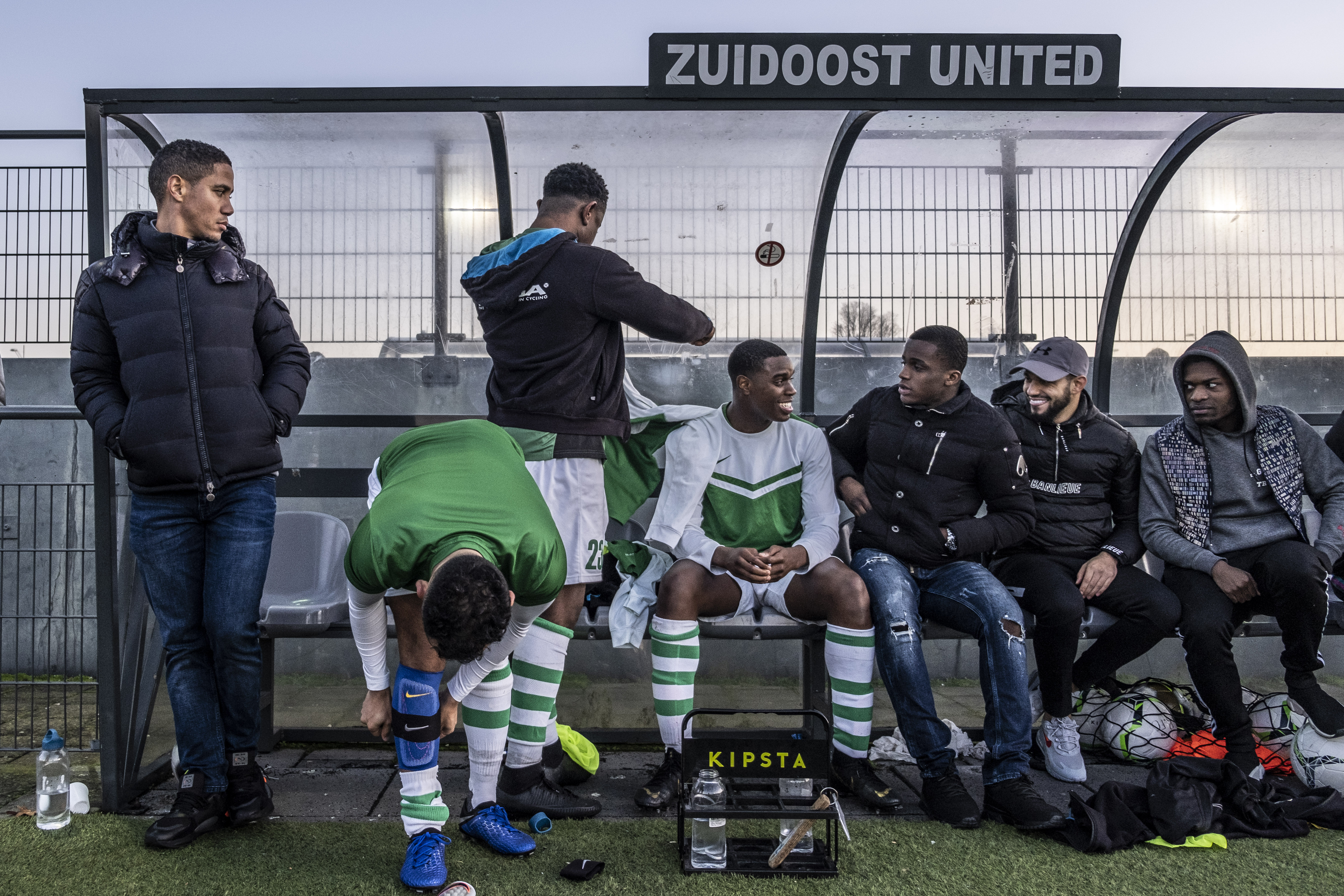 Ze interviewt twee voetballers onder de douche