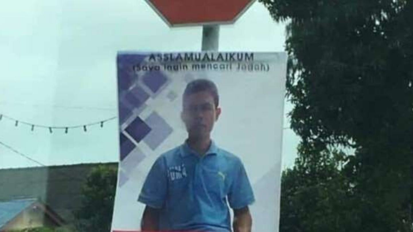  Tukang  Kayu  Dapat Jodoh Berkat Pasang Spanduk Fotonya di 