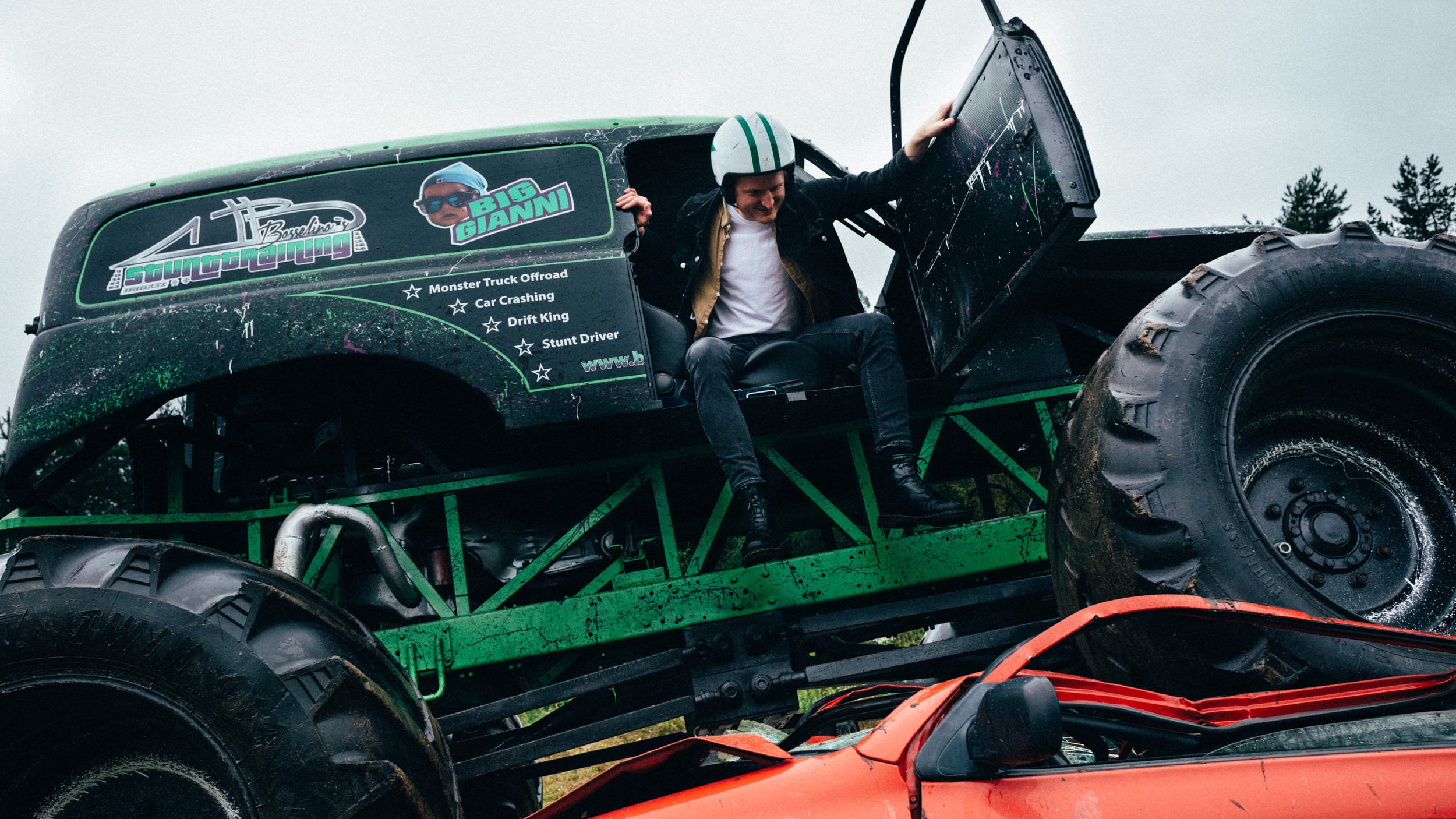 Kindheitstraum Autos Zercrashen Mit Dem Monstertruck