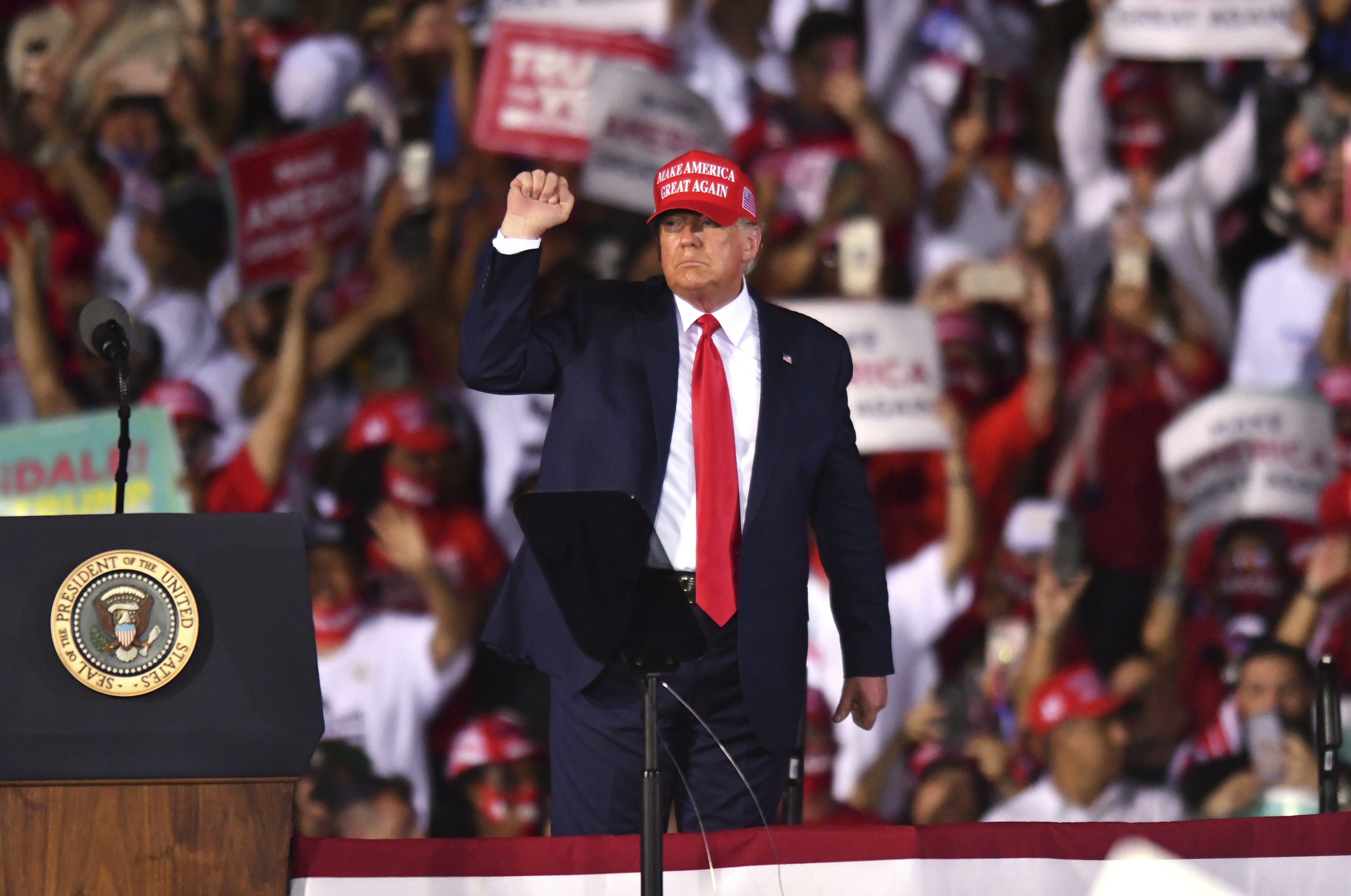 Trump Tells a Rally That Hes Firing Fauci After the Election picture image