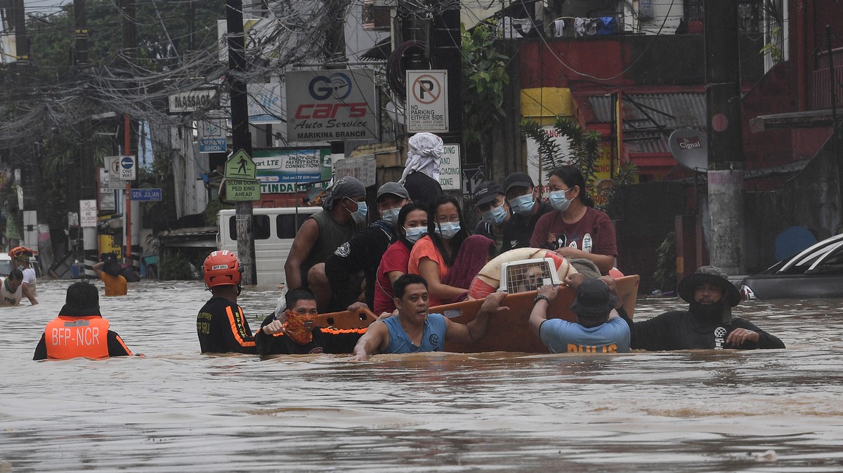 Floods Power Outages Landslides Photos Of Typhoon Vamco In The Philippines 6278