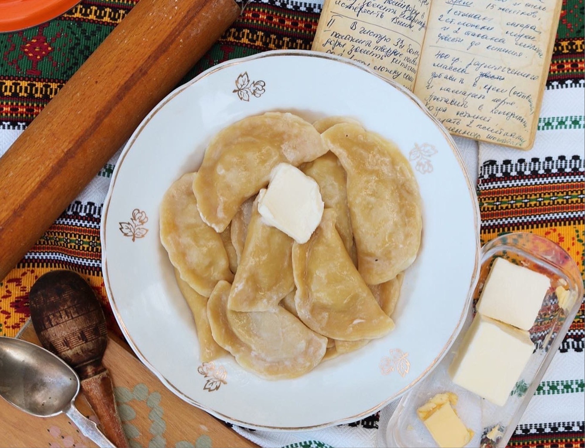 Vareniki Cibo Ucraino Discarica Su Un Cartone Di Legno E Di Cucina Due  Ravioli Sulla Palma Chiudi Immagine Stock - Immagine di rinforzi, carne:  172941237