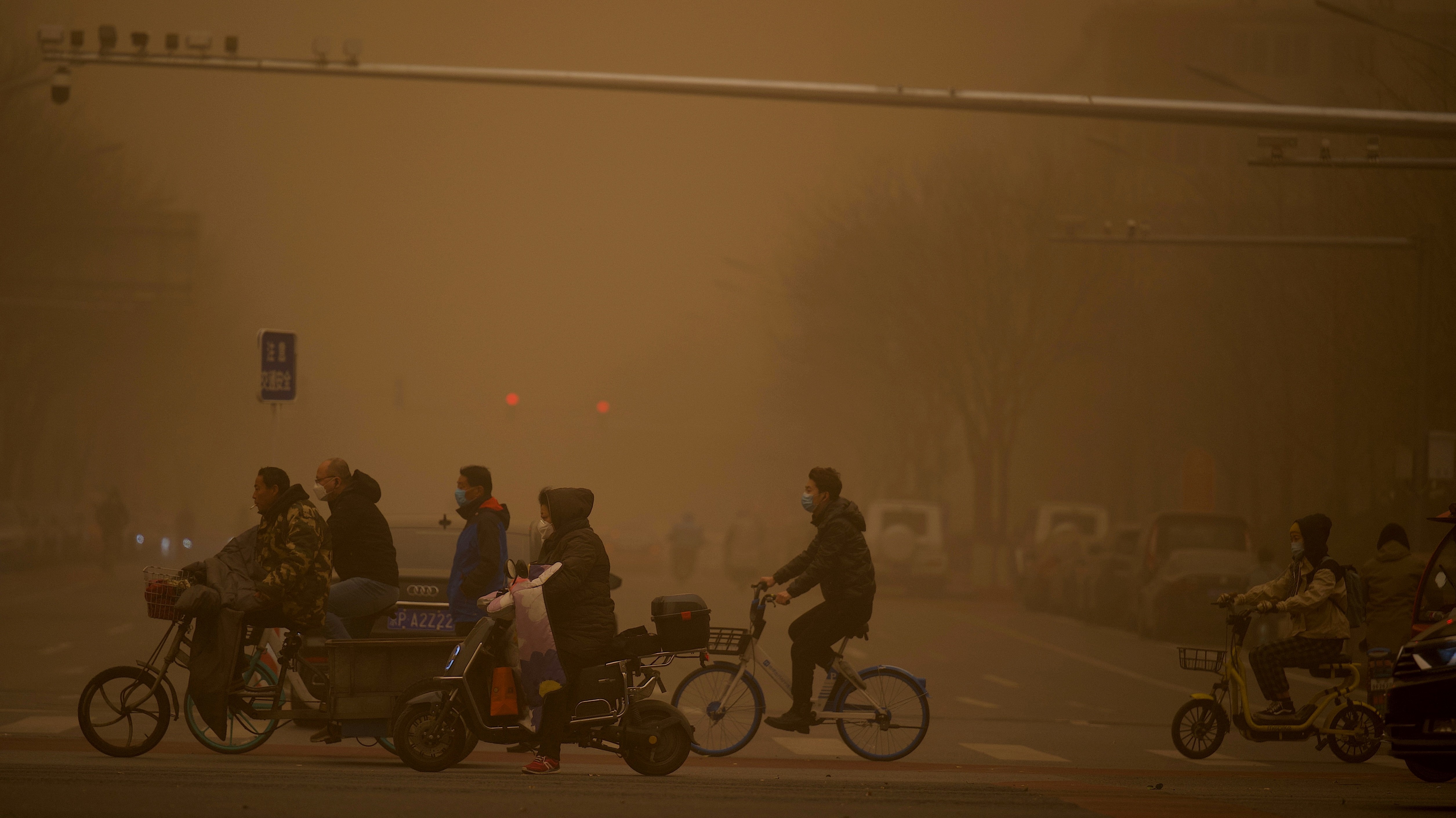 In Photos: Massive Sandstorm Turns Beijing Orange - VICE