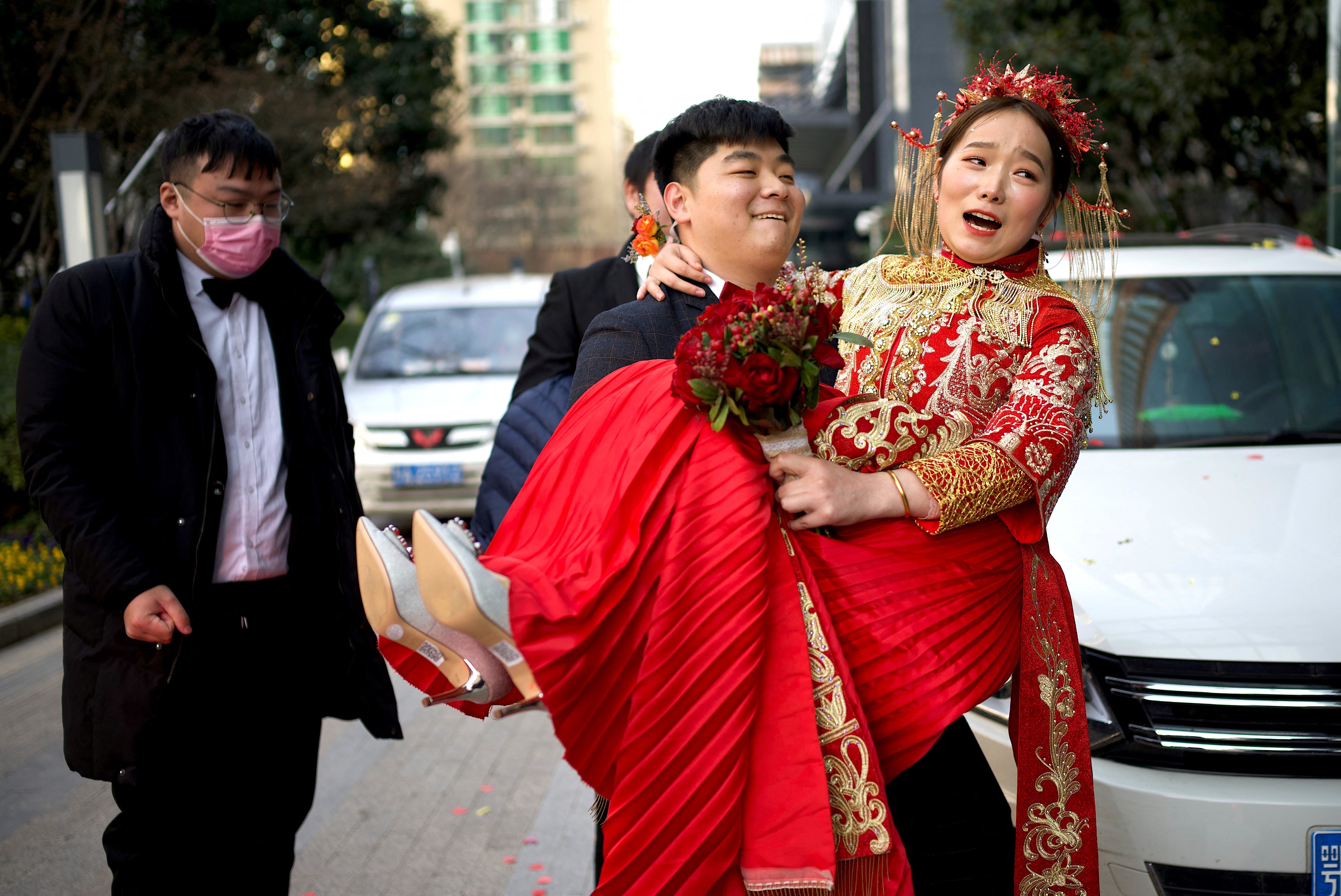 Bride lets guests pay money to touch her breasts in bizarre Chinese wedding  custom