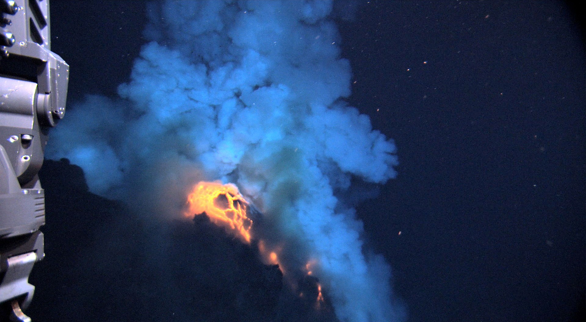 Rapid heat discharge during deep-sea eruptions generates megaplumes and  disperses tephra