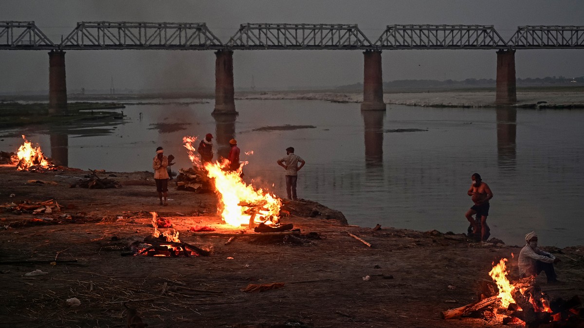 индия река с трупами