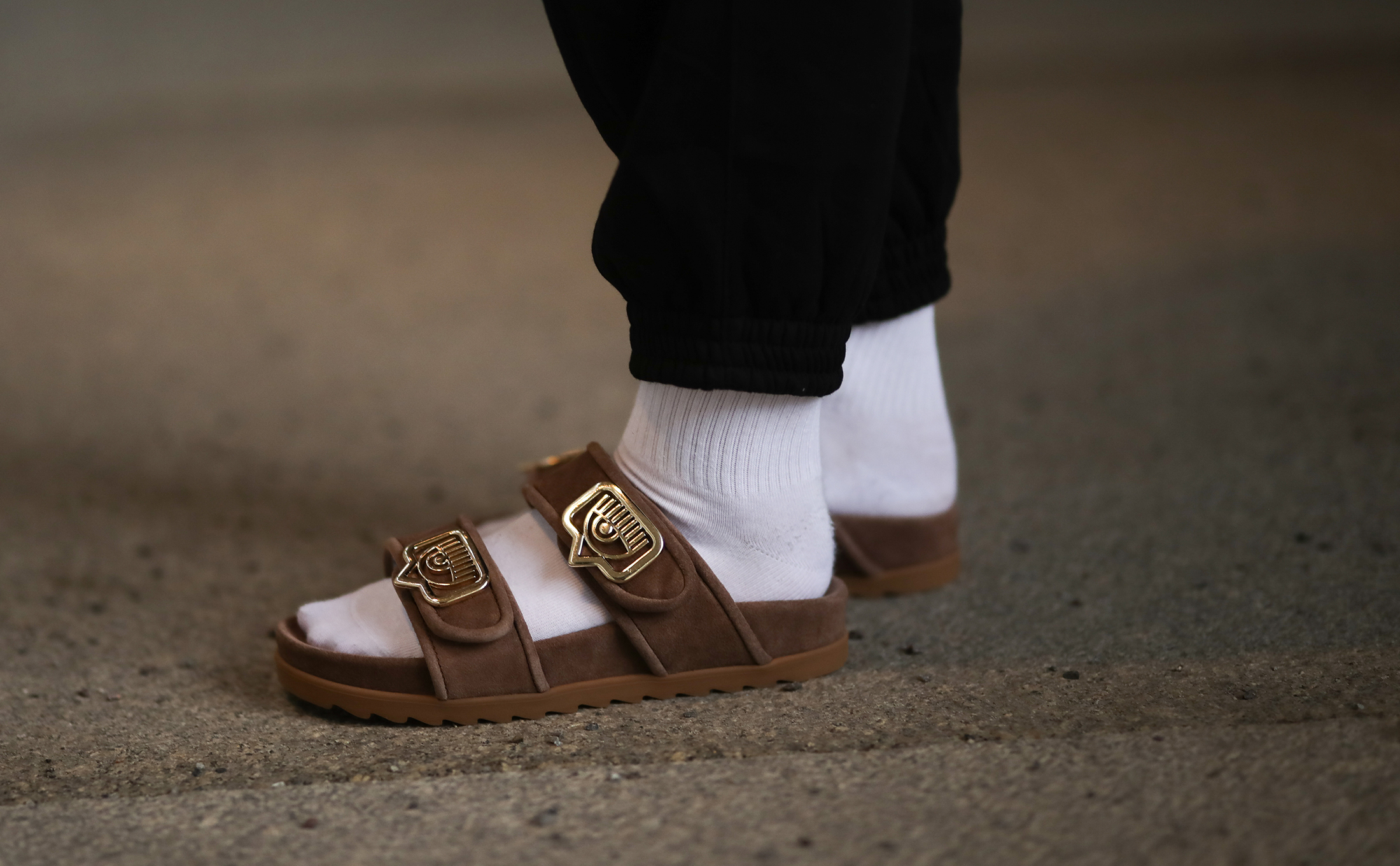 Discover 140+ why wear socks with sandals latest - vietkidsiq.edu.vn