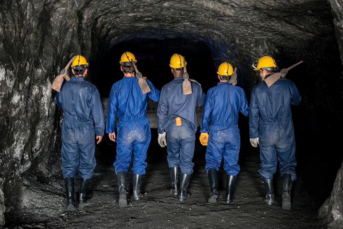 Coal miner. Шахтеры. Горнорабочий подземный. Подземные профессии. Горнорабочий очистного забоя.