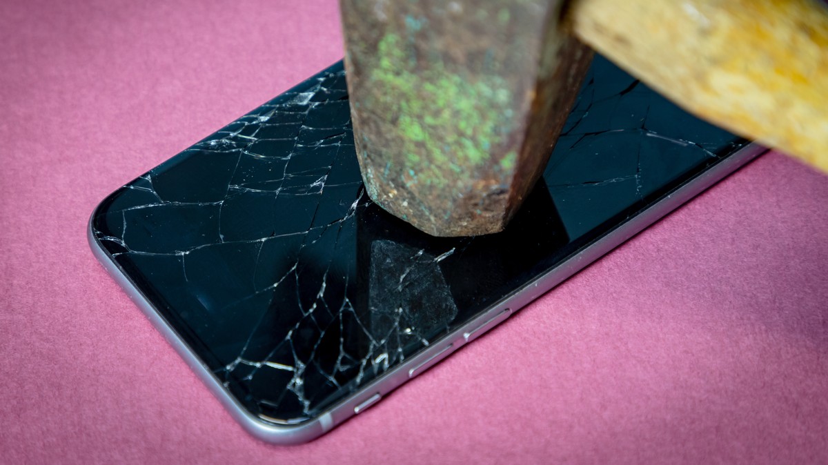 On Thursday, a security researcher published details of three iPhone vulnerabilities that are unpatched as of today. The security researcher, whose na