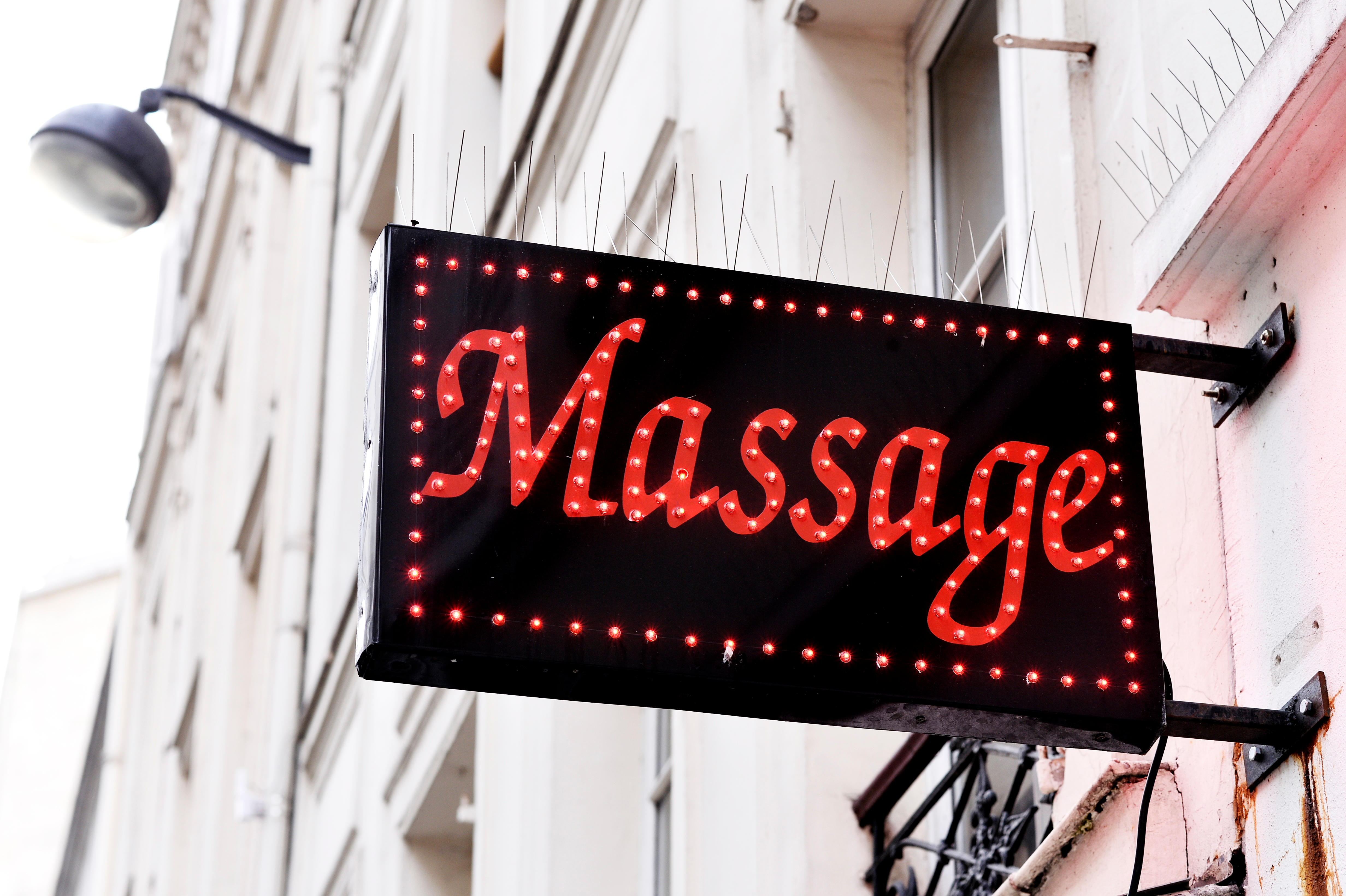 Dans les salons de massage qui exploitent des travailleuses du sexe