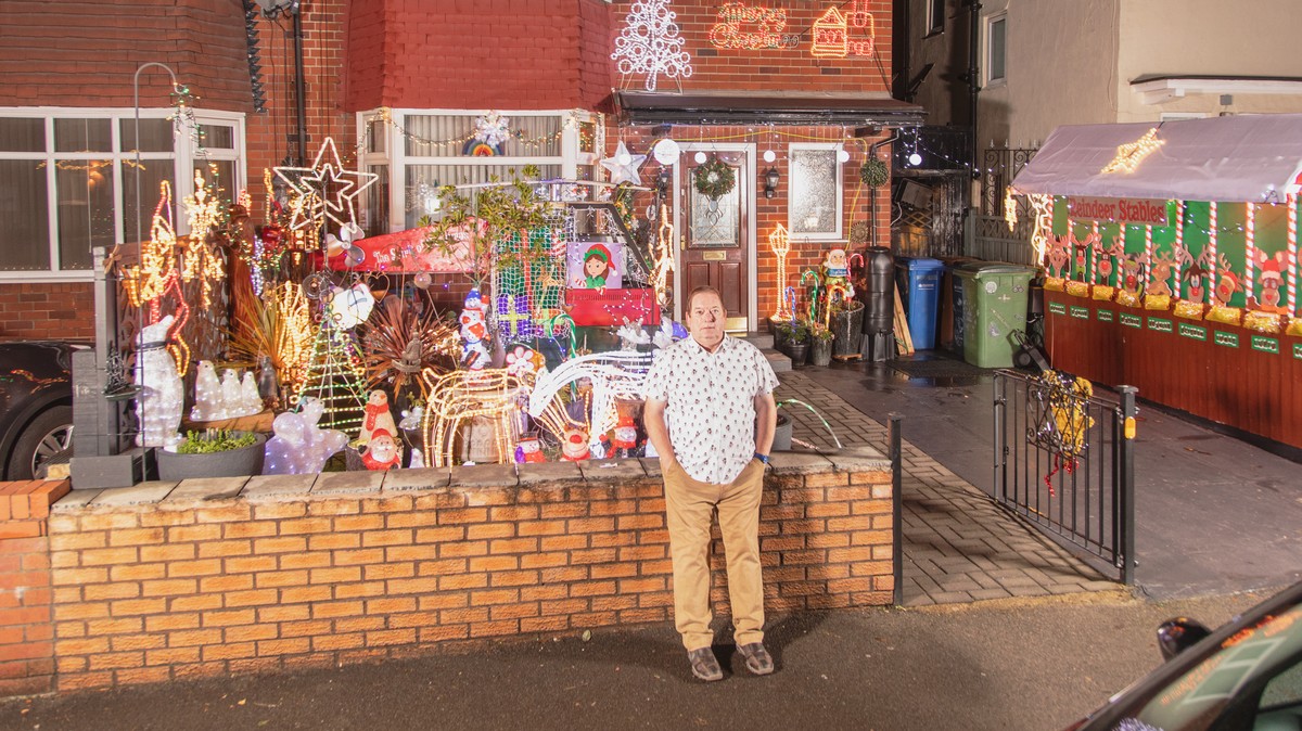 festive-photos-of-christmas-lights-and-the-people-behind-them