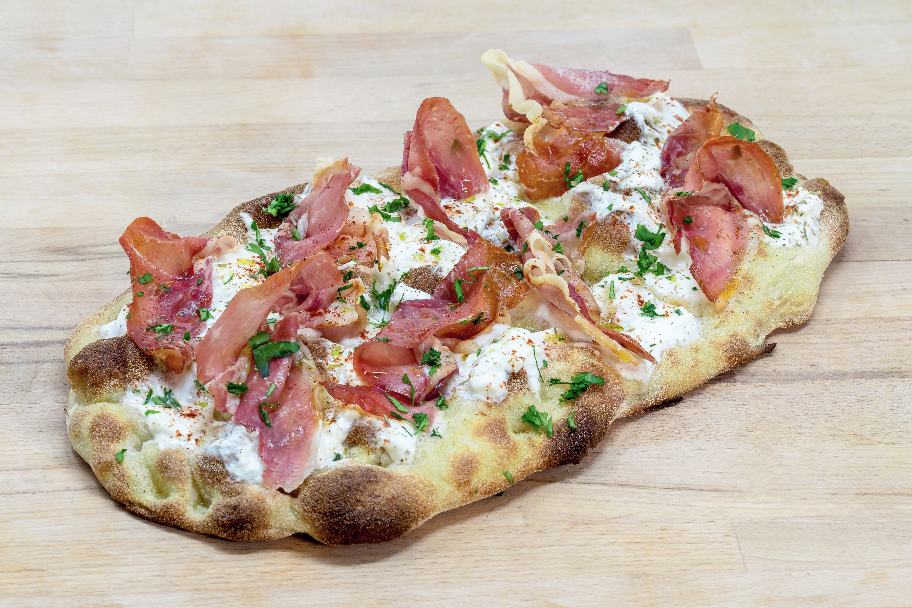 Le origini della pinsa, che non è un'antica pizza romana