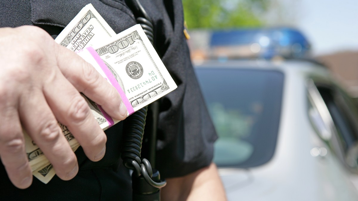 Les États essaient d’exempter les flics de payer des impôts