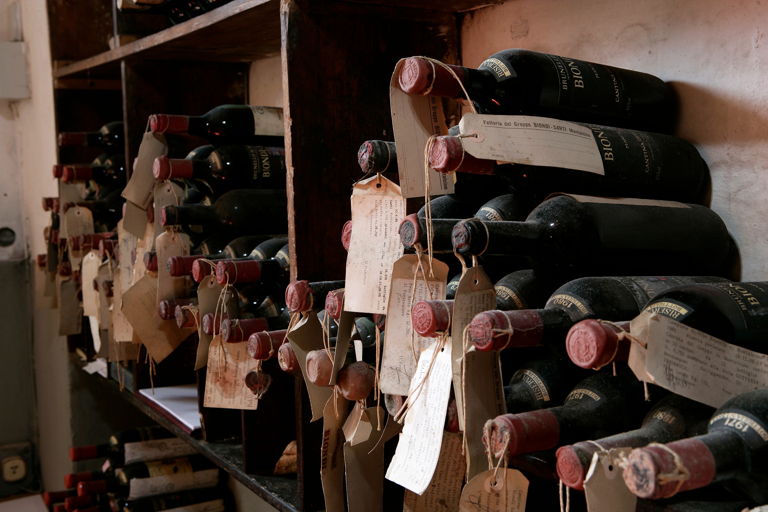 Buone notizie: ora puoi bere del vino dentro un ano gigante!