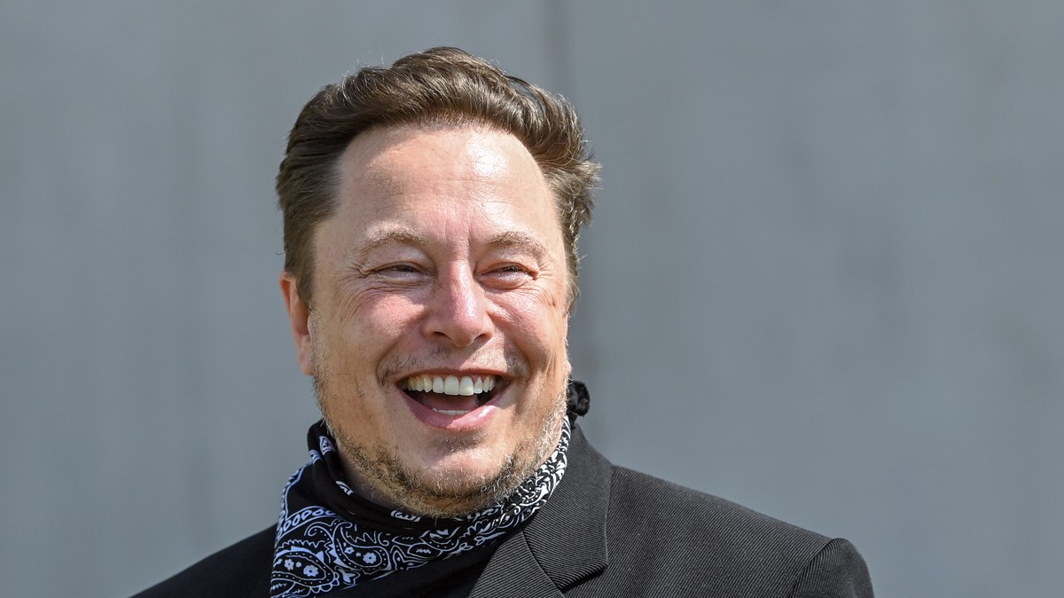 Elon Musk Dares UAW to Organize Tesla Factory, Says He Would “Do Nothing to Stop Them”