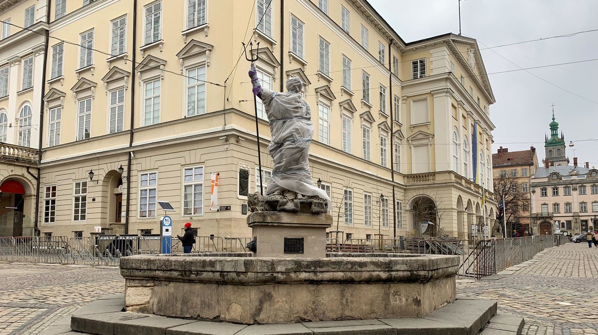 Lviv Begins Wrapping Up Statues in Preparation for Russian Bombing