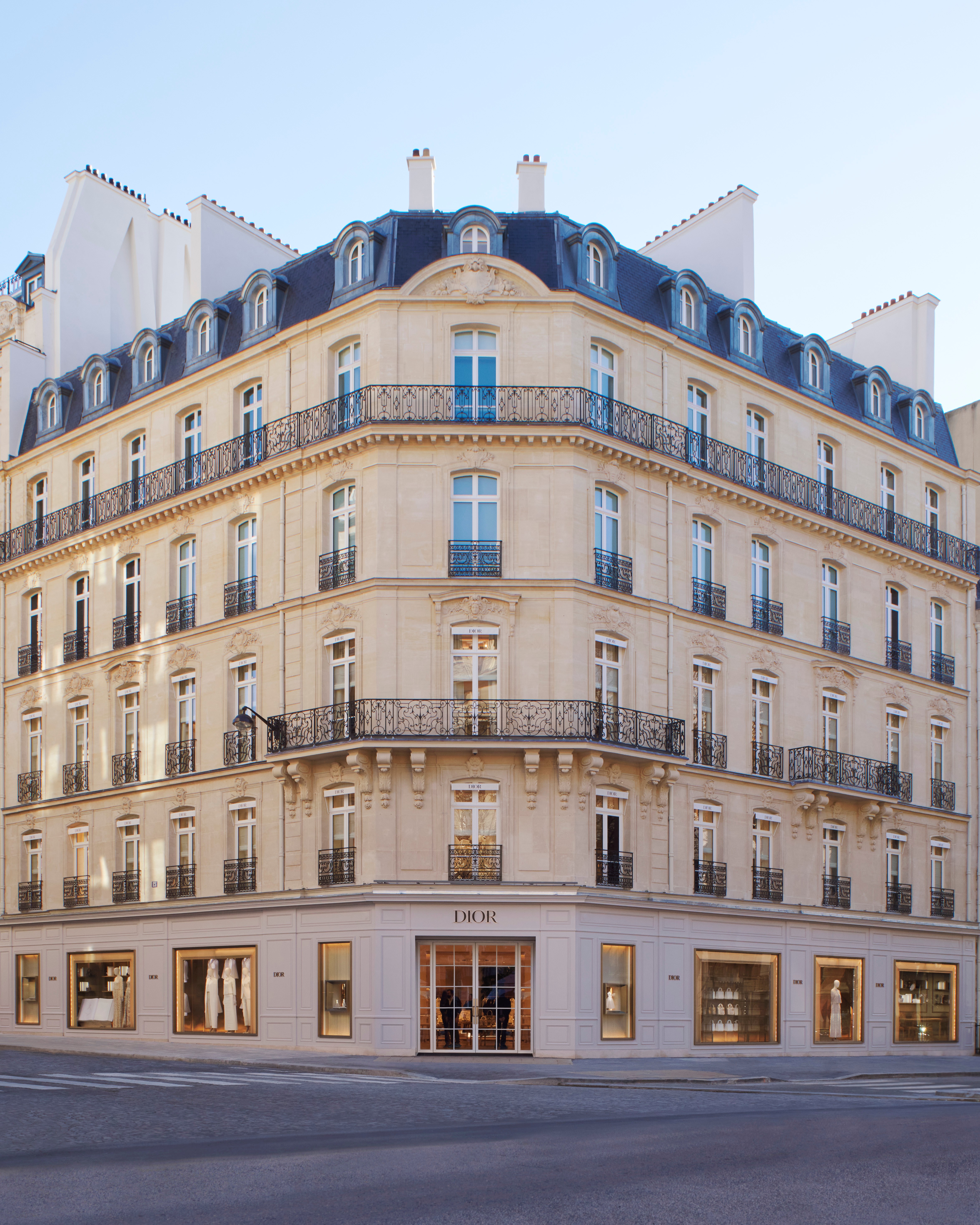 Avenue Montaigne Paris Avenue Montaigne shops. Dior. Chanel.