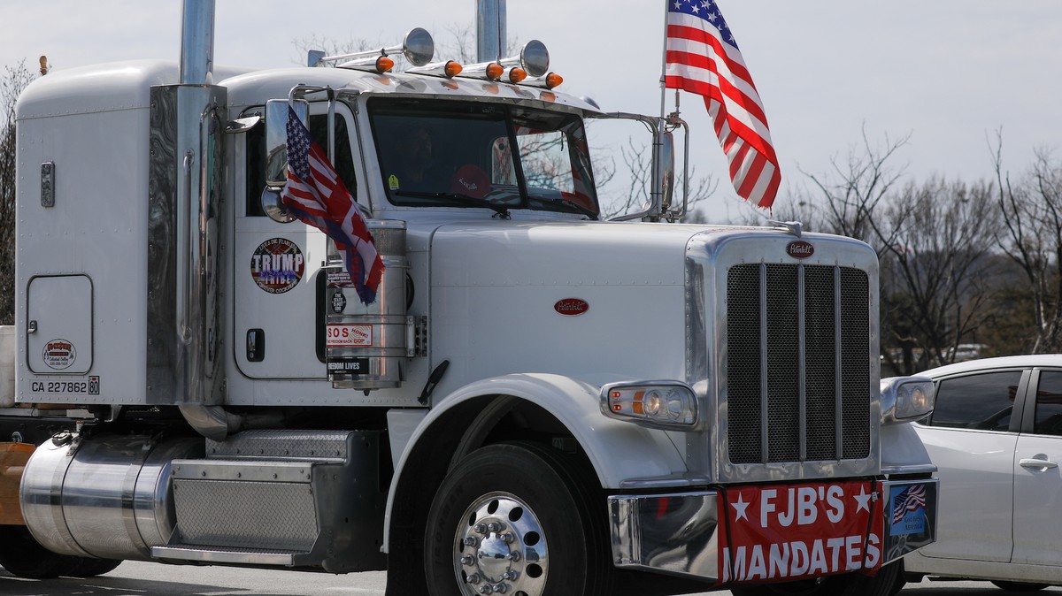 Les camionneurs de MAGA menacent de “reprendre” le Black Lives Matter Plaza de DC