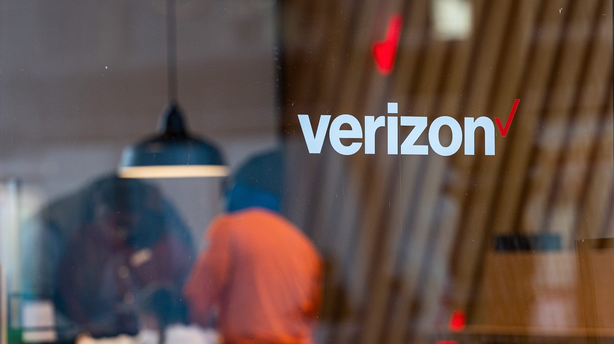 Hacker Steals Database of Hundreds of Verizon Employees