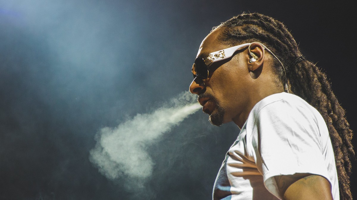 Snoop dogg west. Snoop Dogg. Snoop Dogg 1993. РЭПЕРЫ спорт. Snoop Dogg smoking.