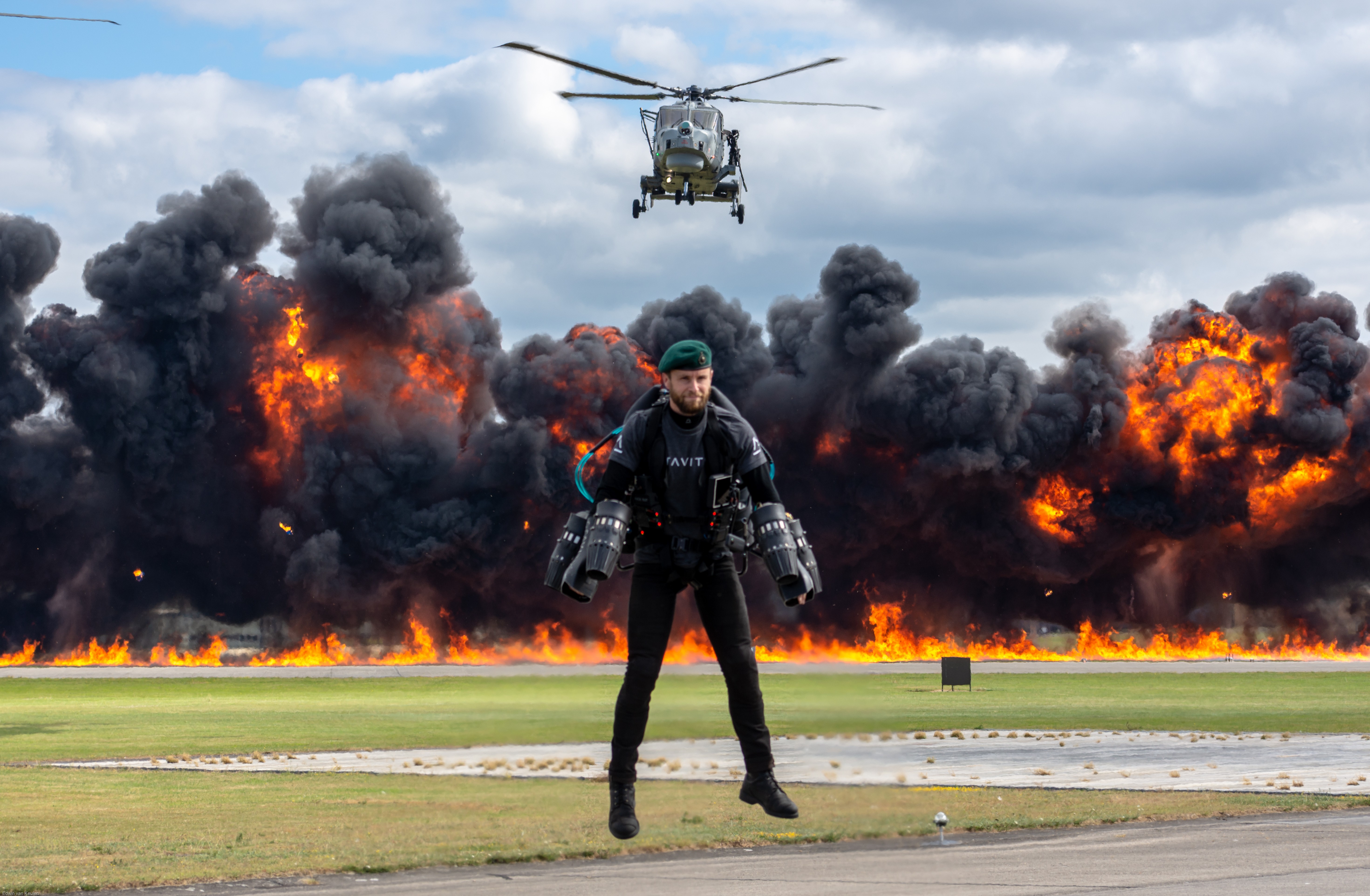 1,000-Horsepower Jetpack Suit Demonstrated