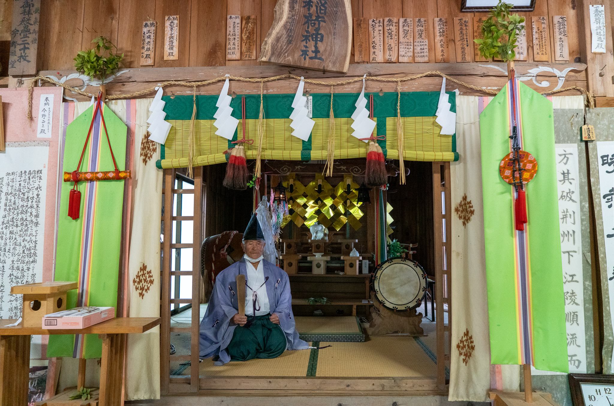 De Japanse priester die radioactieve straling trotseert foto foto