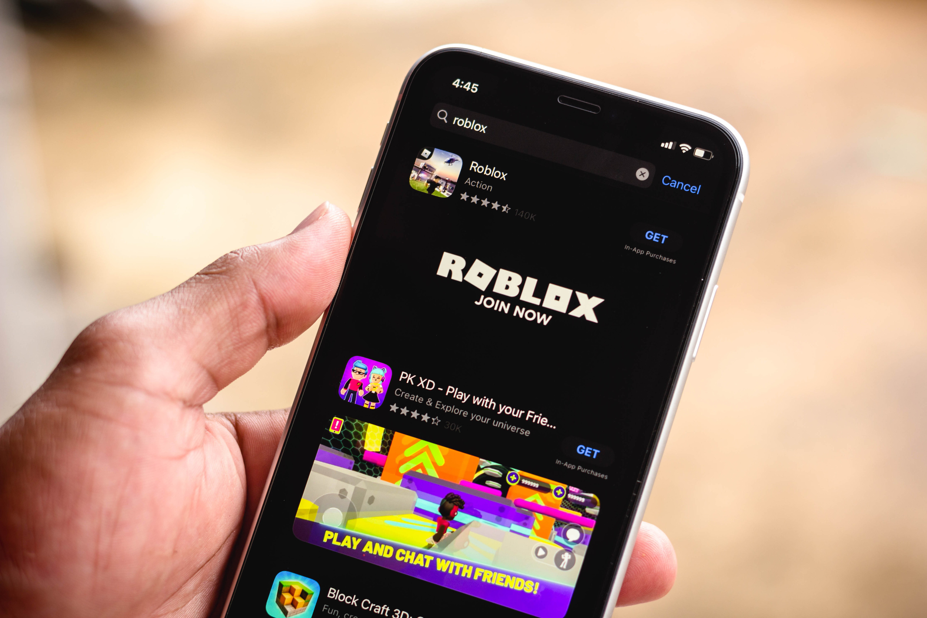 Roblox will launch a mobile app that will let players chat with