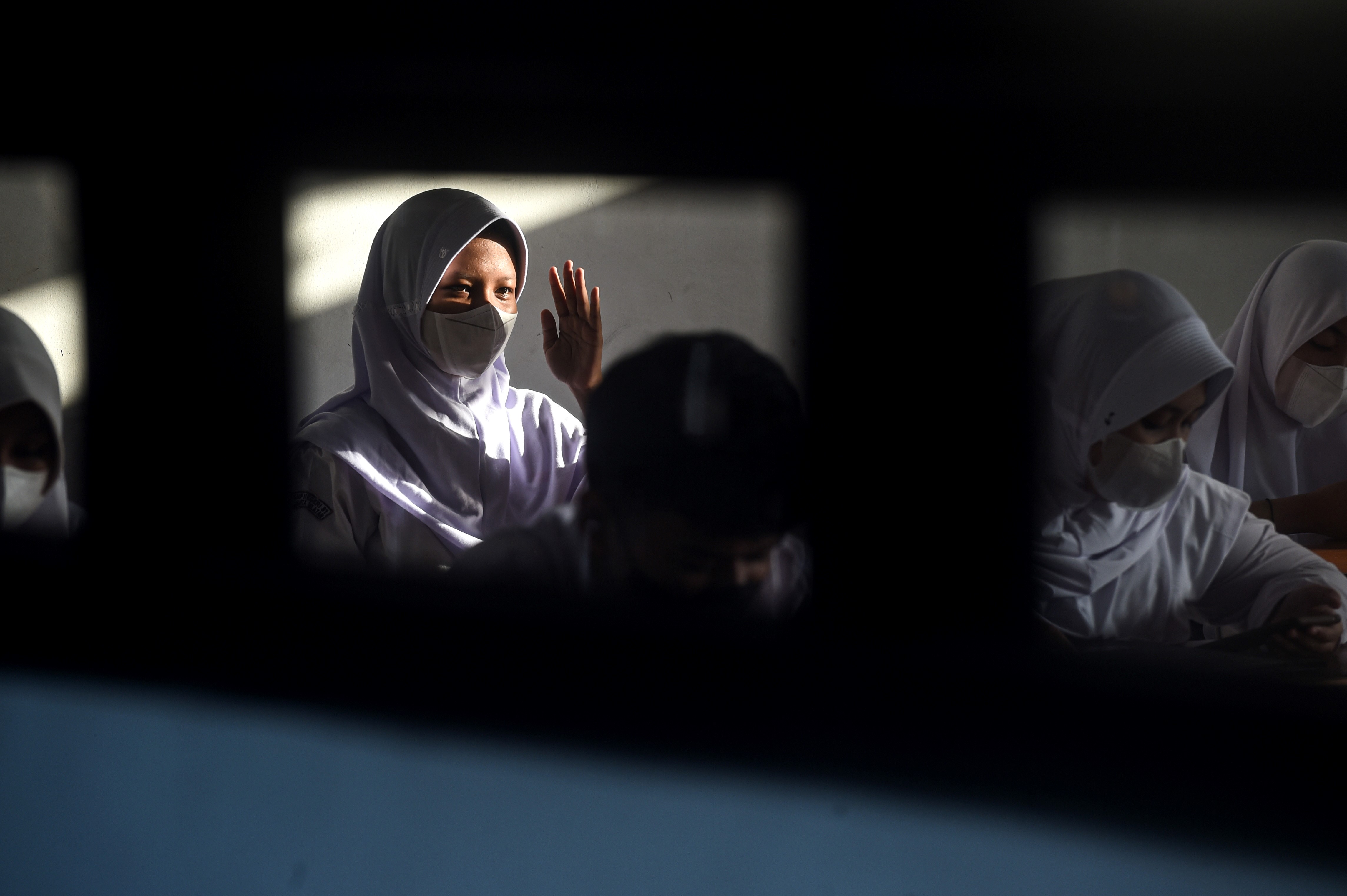 Staf Perpus SMPN 6 Bekasi Kerap Mengirim Pesan Mesum ke Siswi, Memicu Demo  Pelajar