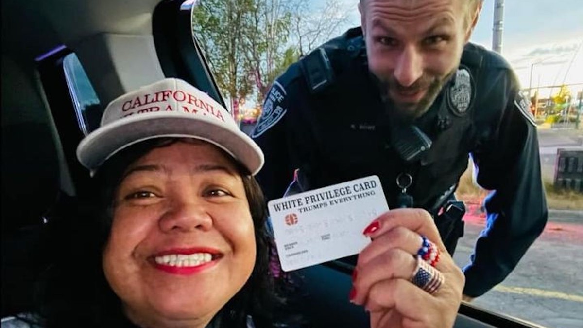 La policía deja en libertad a una mujer después de que mostró su ‘tarjeta de privilegio blanco’