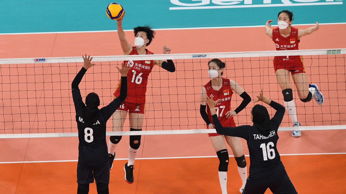 El equipo de voleibol de China generó controversia por competir con máscaras N95