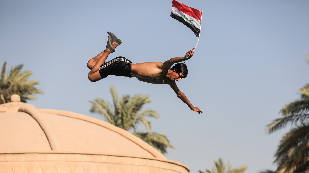 Protesters Stormed an Iraqi Palace and Jumped in the Swimming Pool