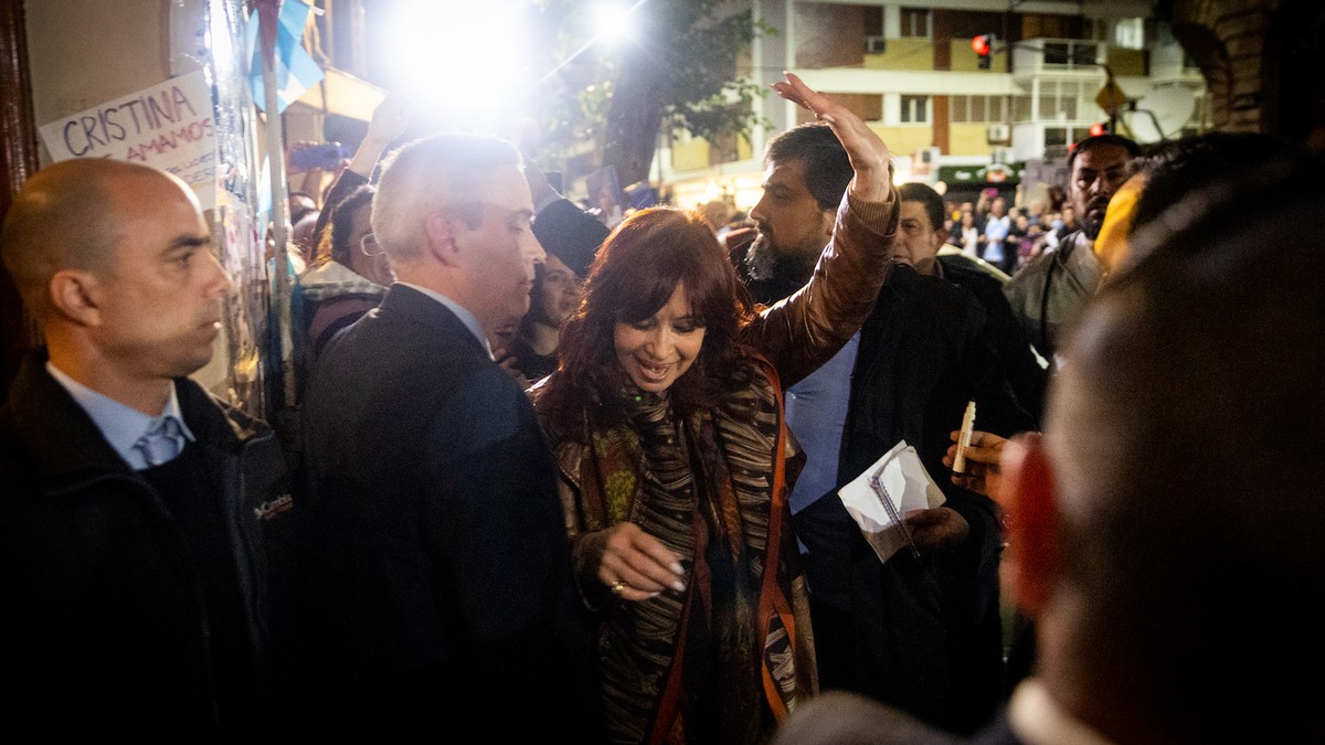 Video Captures Moment Man Tries to Shoot Argentina’s Vice President in the Face