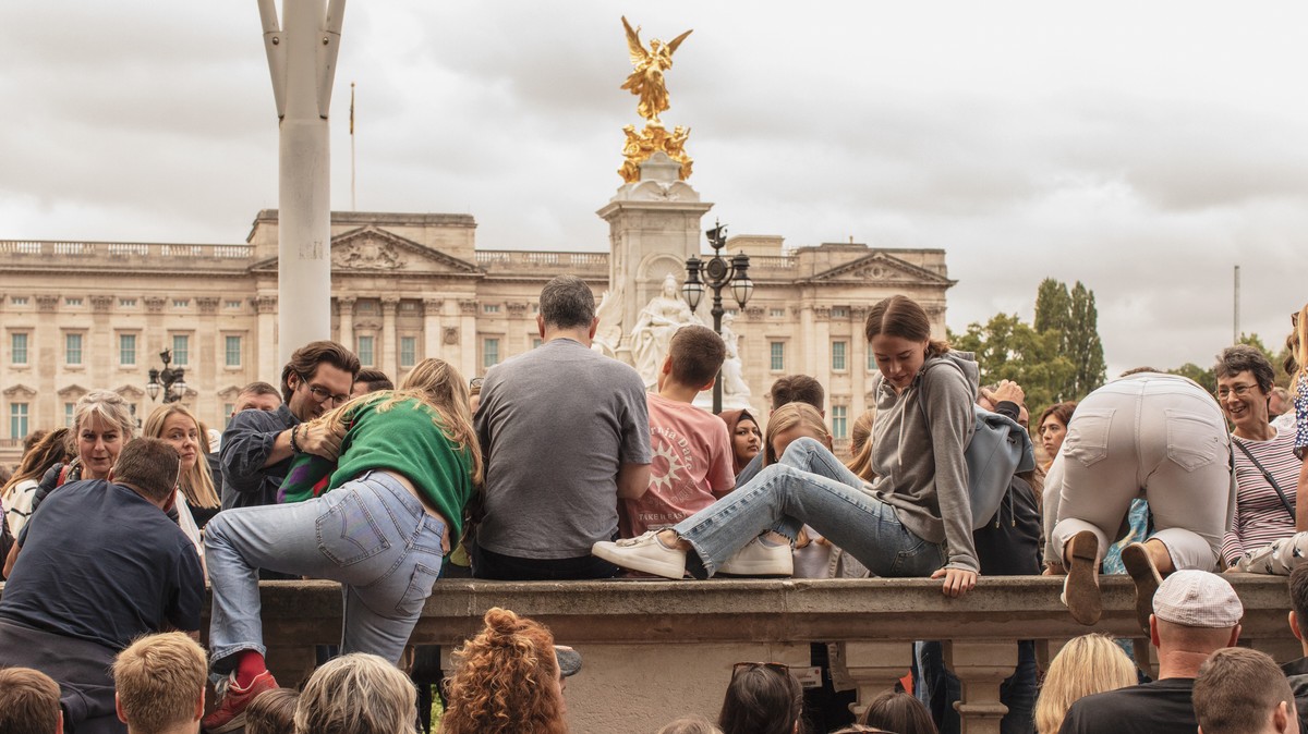 Surreal Photos of London in the Aftermath of the Queen's Death