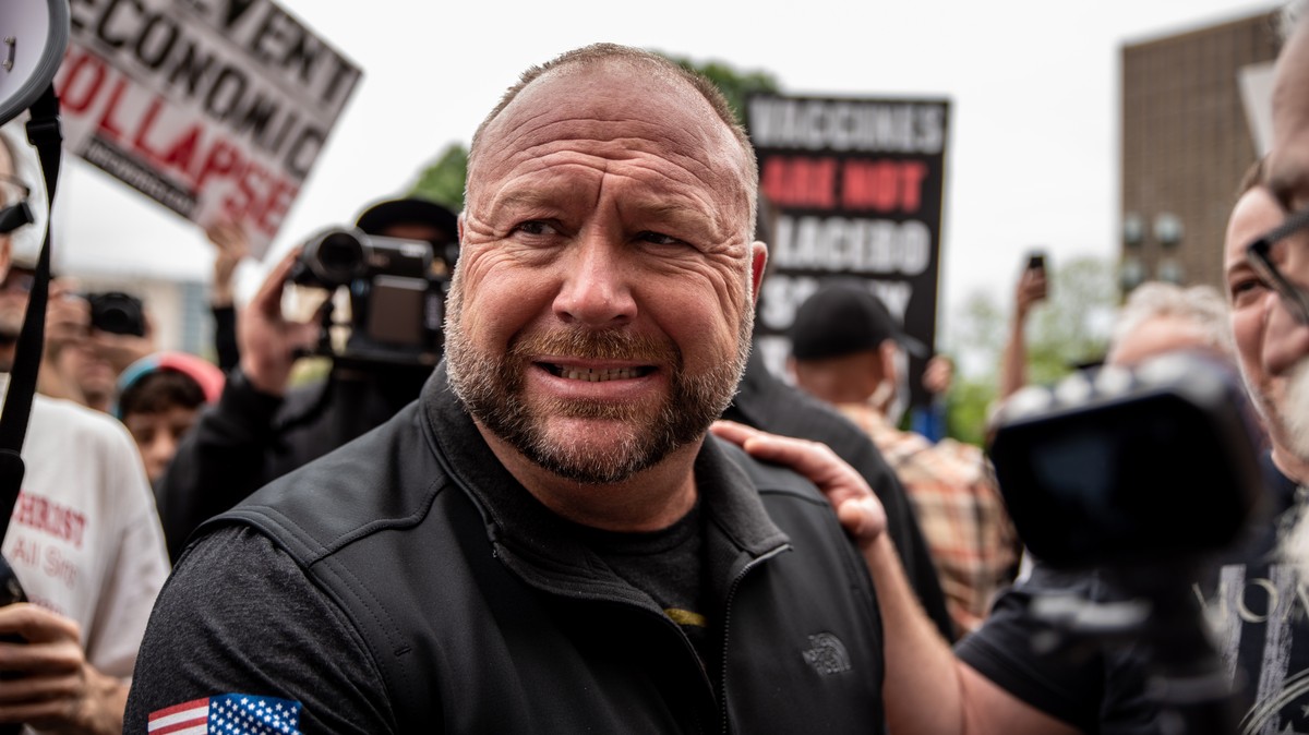 Alex Jones Told Jan. 6 Team He’s Too Stressed to Spell His Own Name, Spells Wrong Anyway