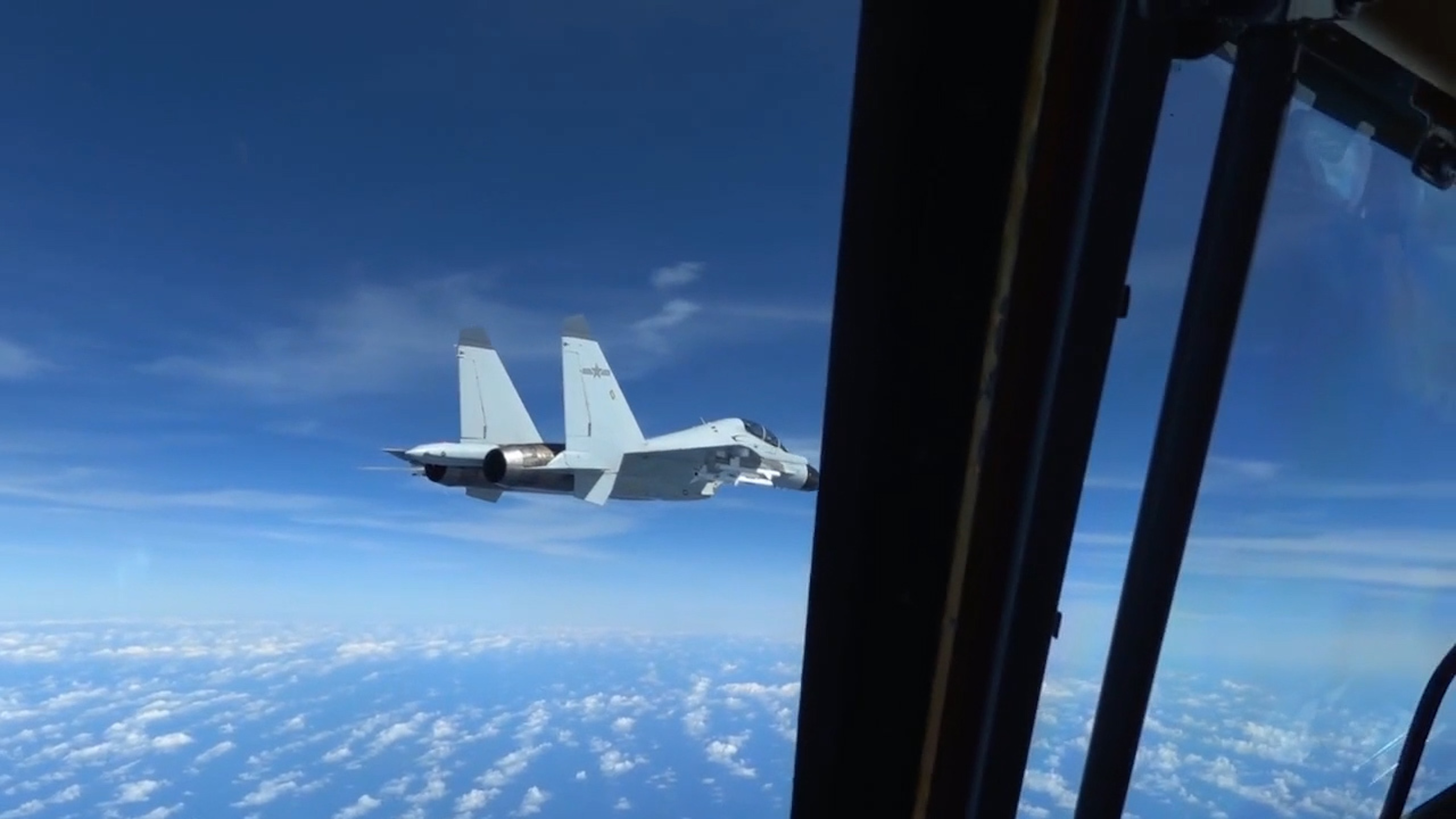 Watch a Chinese and an American Military Plane Come Dangerously Close
